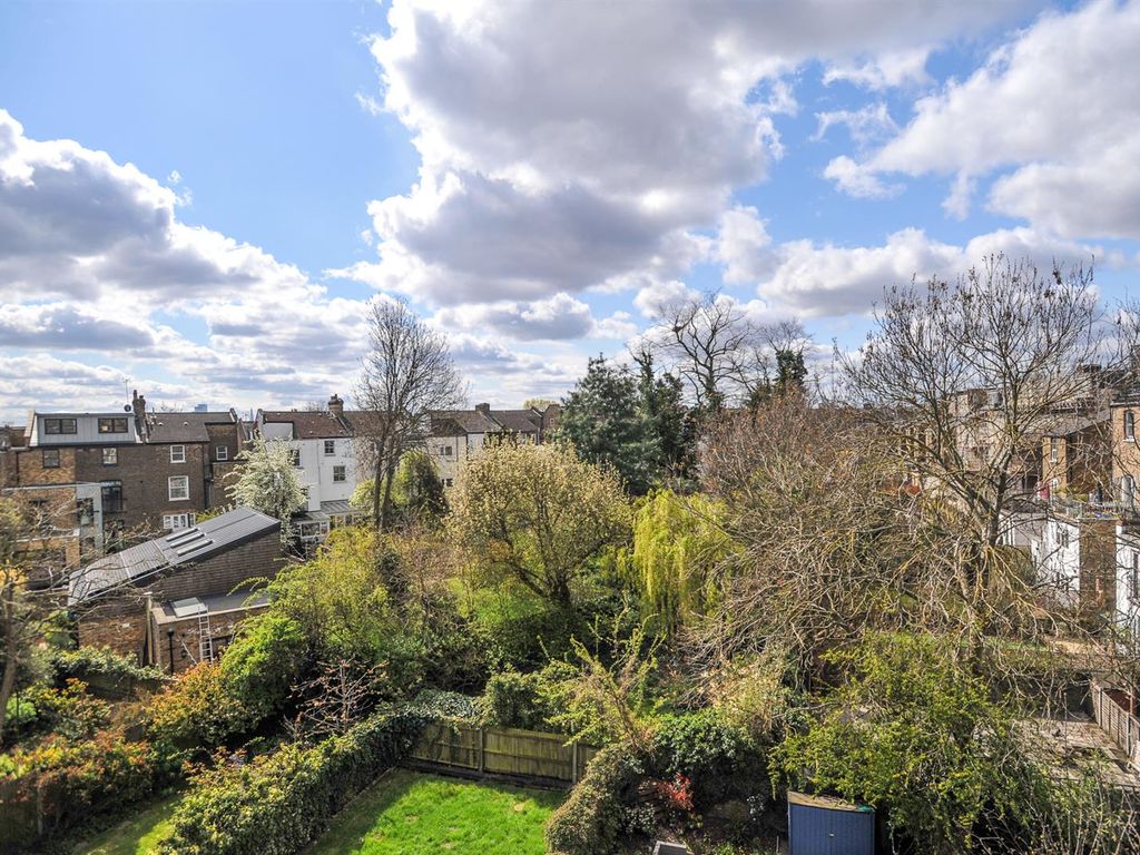 2 bed flat for sale in Alexandra Grove, London N4, £450,000