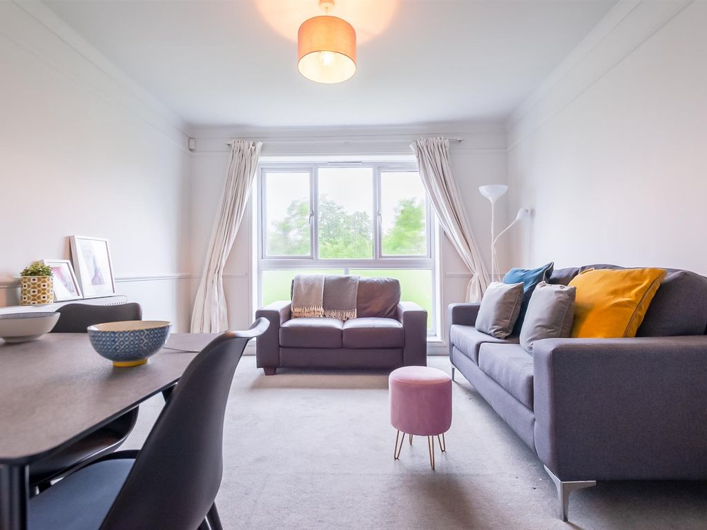 2 bed flat for sale in Alexandra Grove, London N4, £450,000