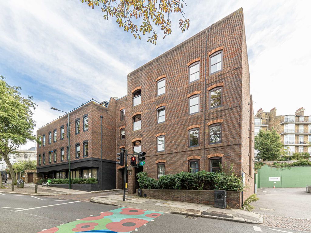 1 bed flat for sale in Petersham Road, Richmond TW10, £450,000