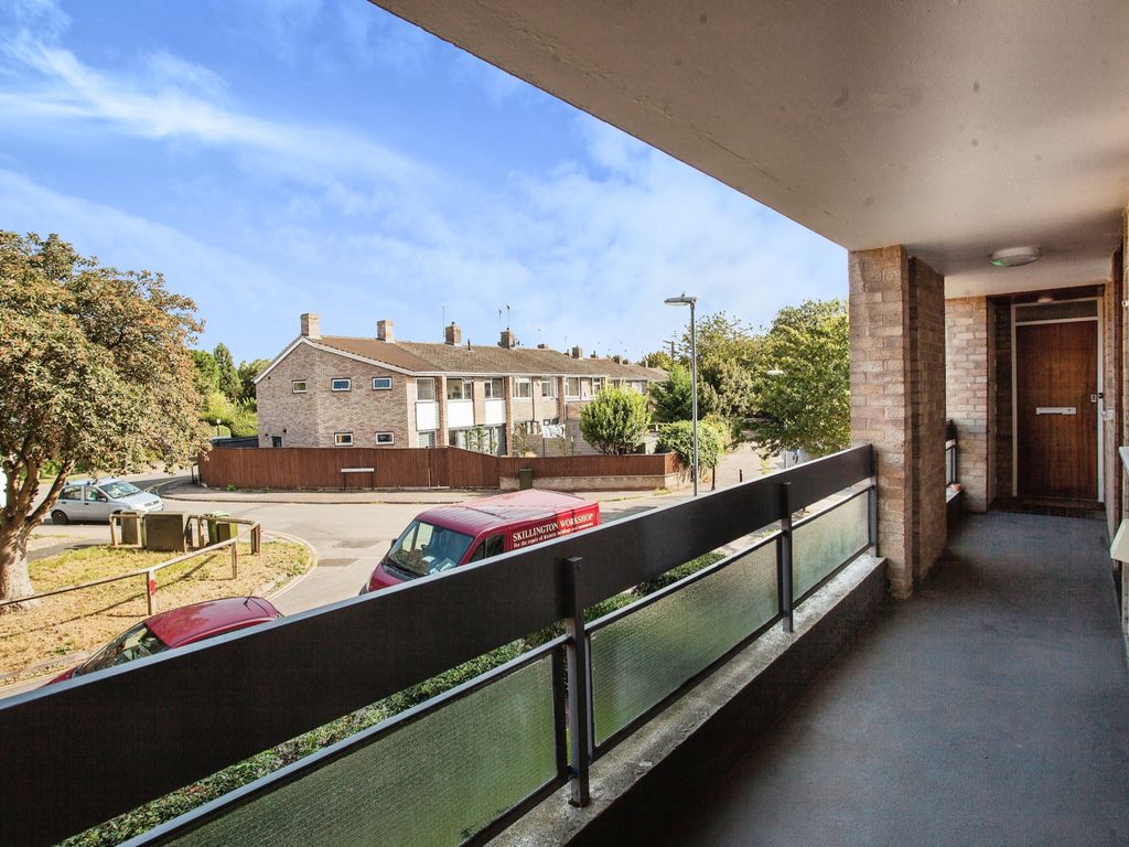 2 bed flat for sale in Pentlands Court, Cambridge, Cambridgeshire CB4, £425,000
