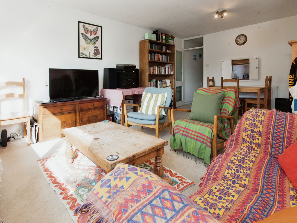 2 bed flat for sale in Pentlands Court, Cambridge, Cambridgeshire CB4, £425,000