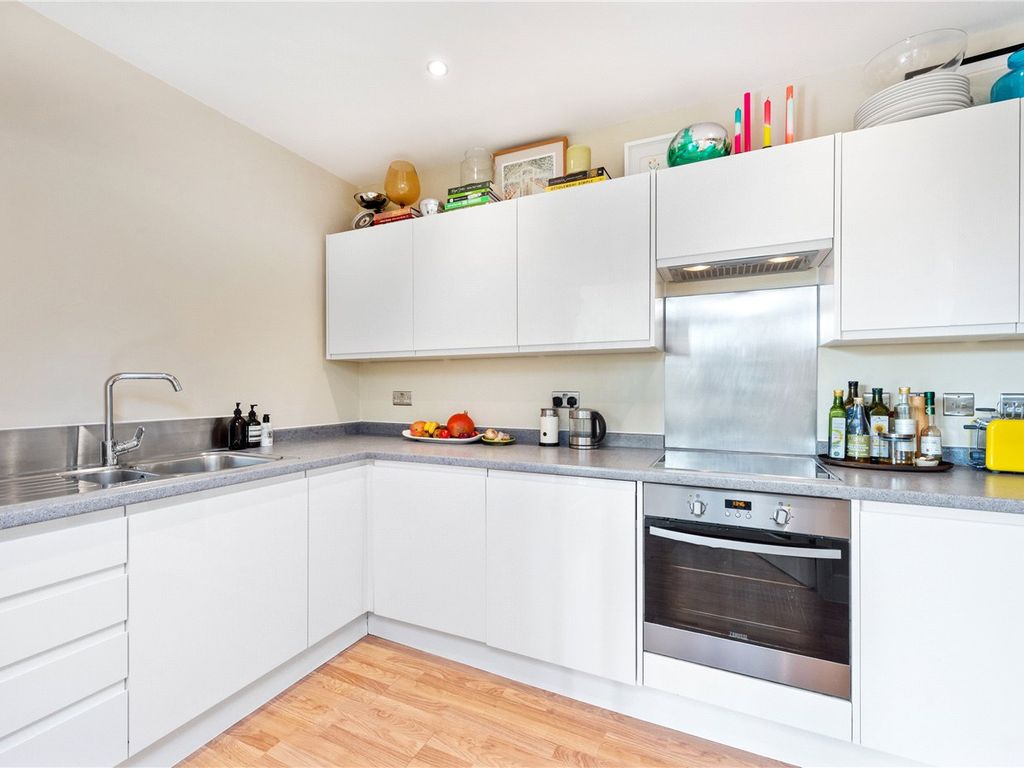 1 bed flat for sale in Underwood Road, London E1, £485,000