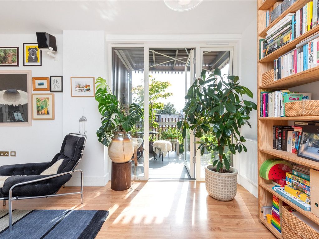 1 bed flat for sale in Underwood Road, London E1, £485,000