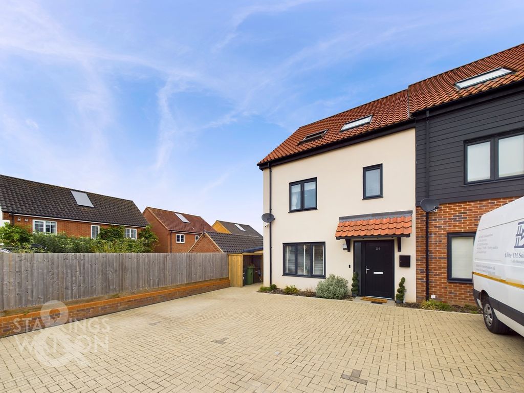 5 bed end terrace house for sale in Kestrel Close, Harleston IP20, £350,000