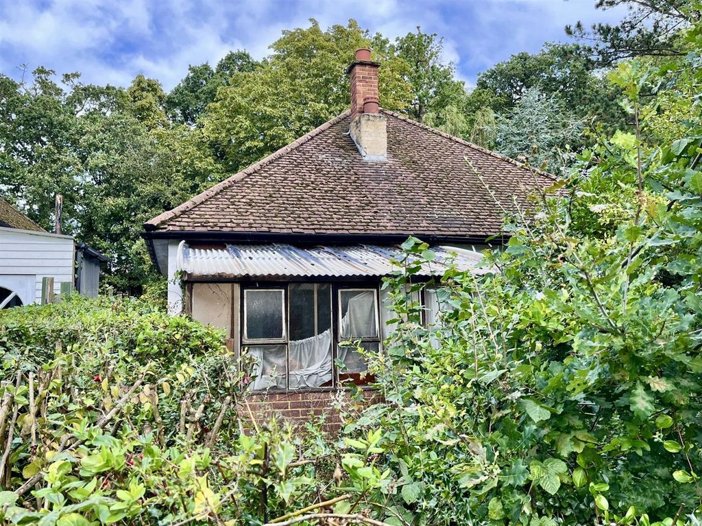 2 bed detached bungalow for sale in Bucknalls Lane, Garston, Watford WD25, £500,000