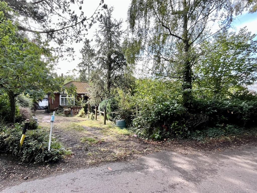 2 bed detached bungalow for sale in Bucknalls Lane, Garston, Watford WD25, £500,000