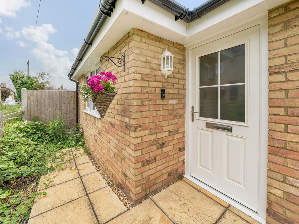 2 bed bungalow for sale in Hitchin Road, Arlesey SG15, £415,000