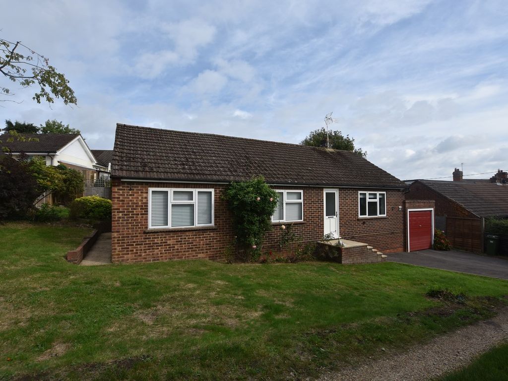 2 bed bungalow to rent in Rose Hill, Binfield RG42, £1,750 pcm