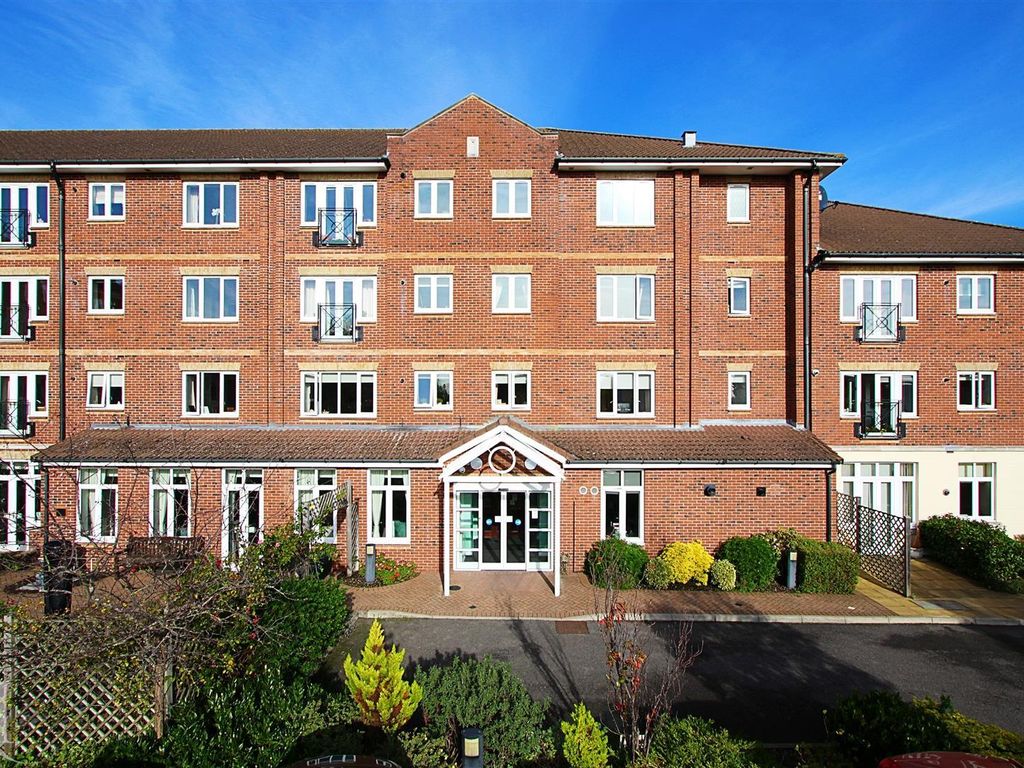 1 bed flat for sale in Glen Luce, Turners Hill, Cheshunt, Waltham Cross EN8, £175,000