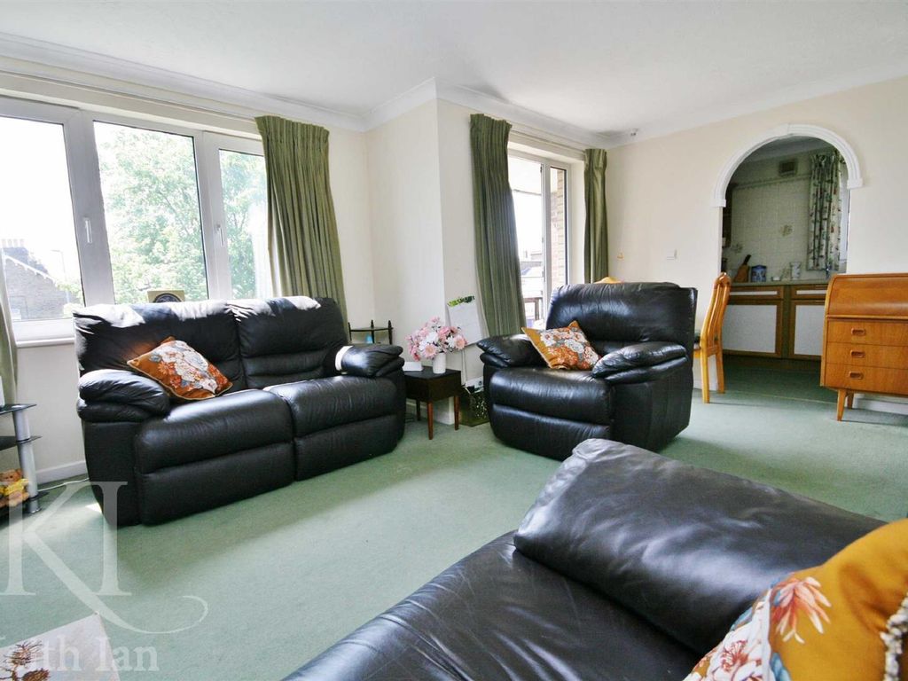 2 bed flat for sale in Turners Hill, Cheshunt, Waltham Cross EN8, £190,000