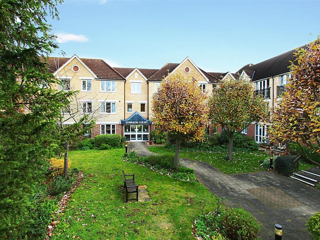 1 bed flat for sale in Turners Hill, Cheshunt, Waltham Cross EN8, £130,000