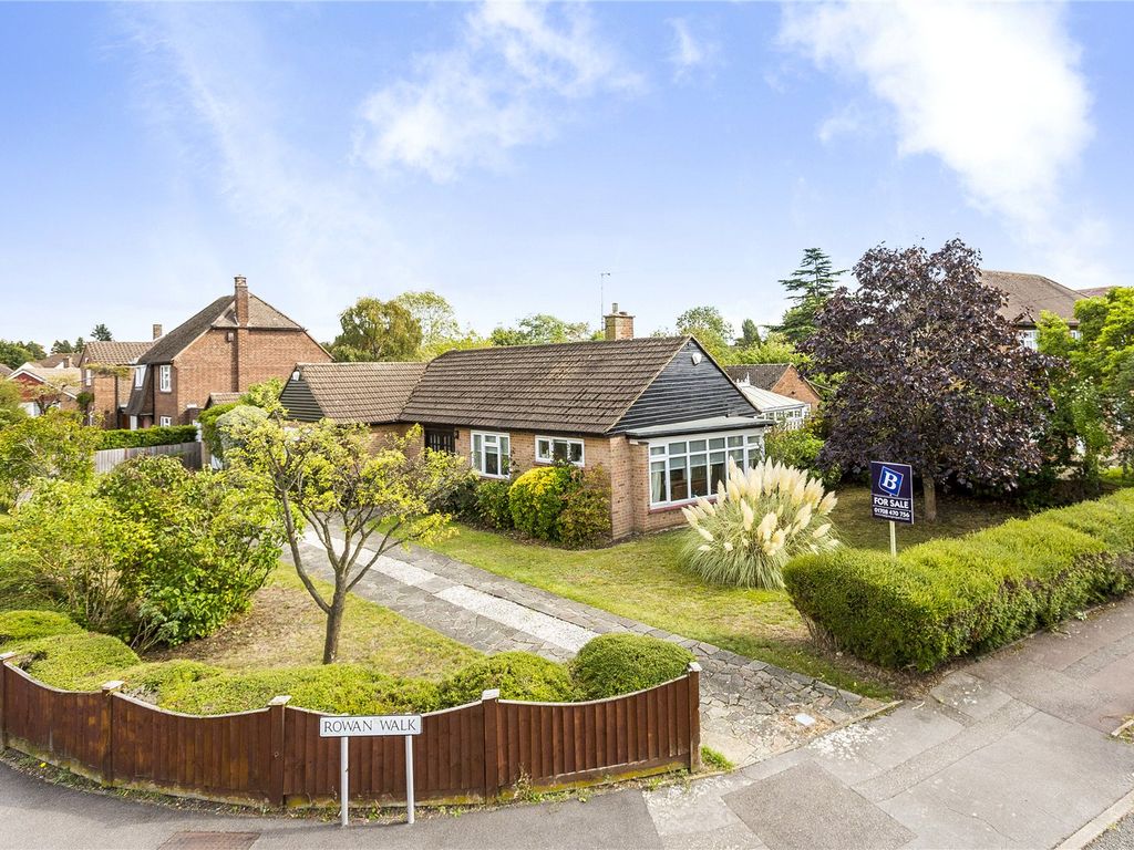 3 bed detached bungalow for sale in Rowan Walk, Hornchurch RM11, £800,000