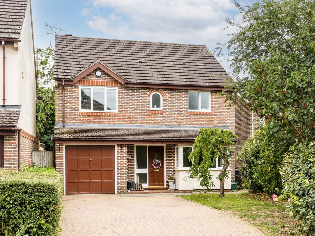 4 bed detached house for sale in Rushfords, Lingfield RH7, £600,000