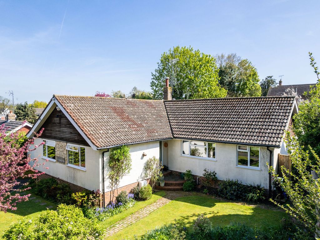 3 bed detached bungalow for sale in Church Road, Lingfield RH7, £630,000