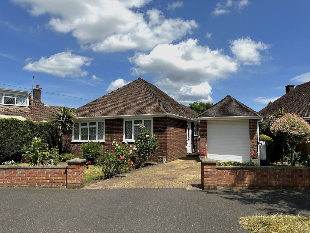 2 bed detached bungalow for sale in Sylvia Crescent, Totton SO40, £380,000