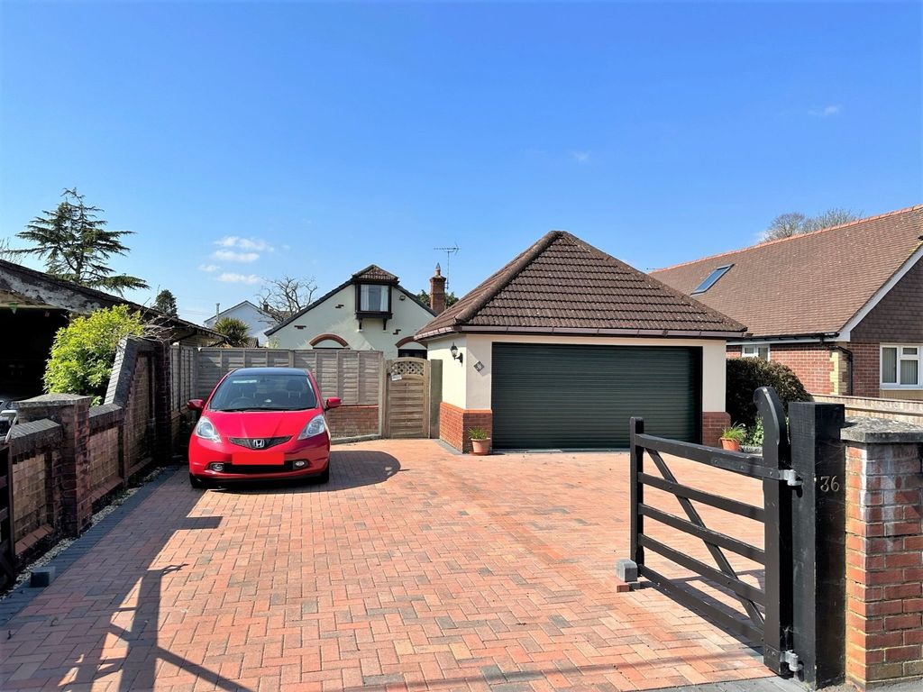 4 bed detached house for sale in Butts Ash Avenue, Hythe SO45, £575,000