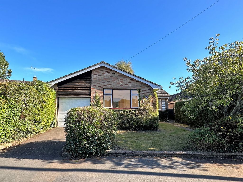 3 bed detached bungalow for sale in Nash Close, Dibden Purlieu SO45, £350,000