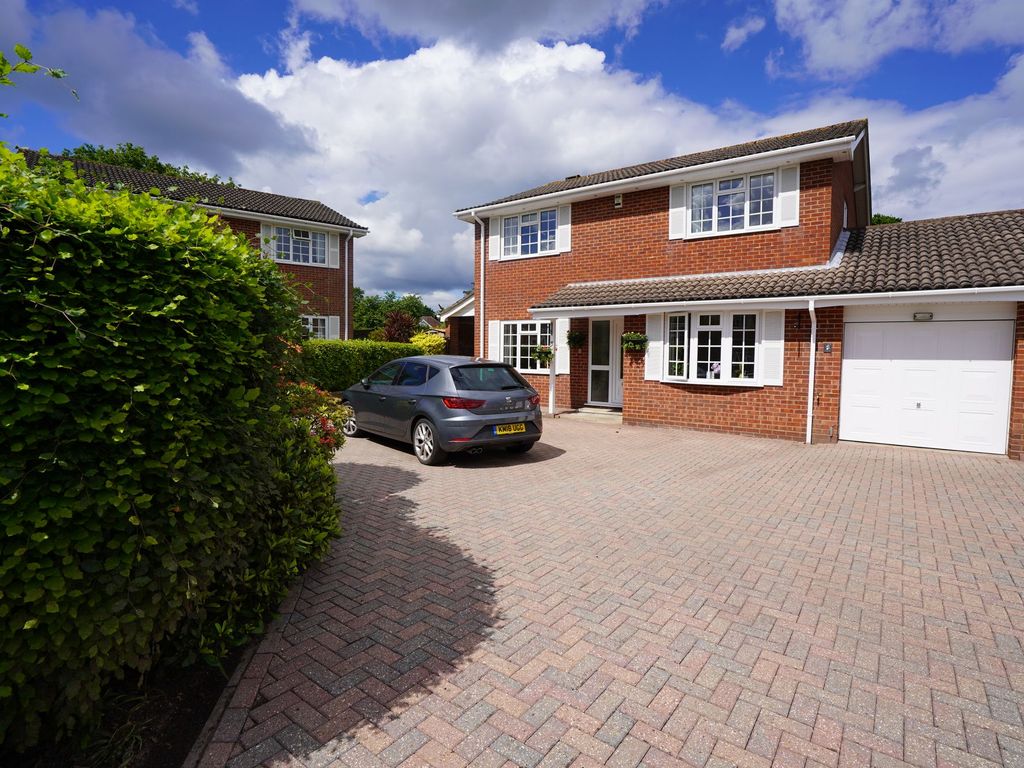 4 bed detached house for sale in Woodlands Court, Dibden Purlieu SO45, £545,000