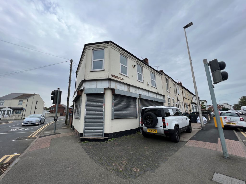 Commercial property to let in Vicarage Road, Oldbury B68, £16,200 pa