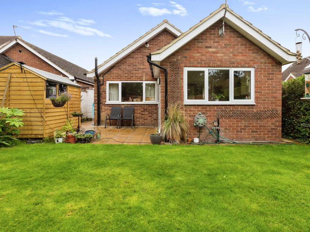 3 bed detached bungalow for sale in Abbotts Road, Aylesbury HP20, £440,000