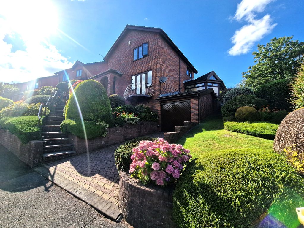 3 bed detached house for sale in Beechwood Close, Newbridge NP11, £350,000