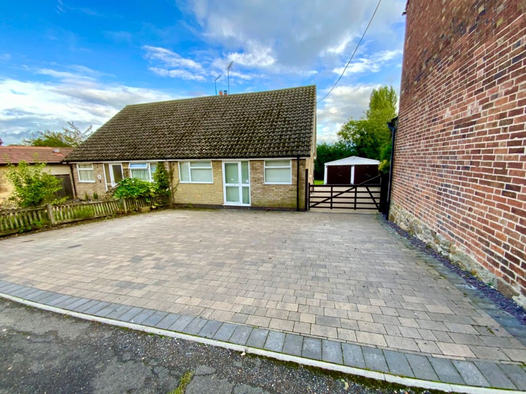 3 bed semi-detached bungalow for sale in High Street, Braunston NN11, £325,000