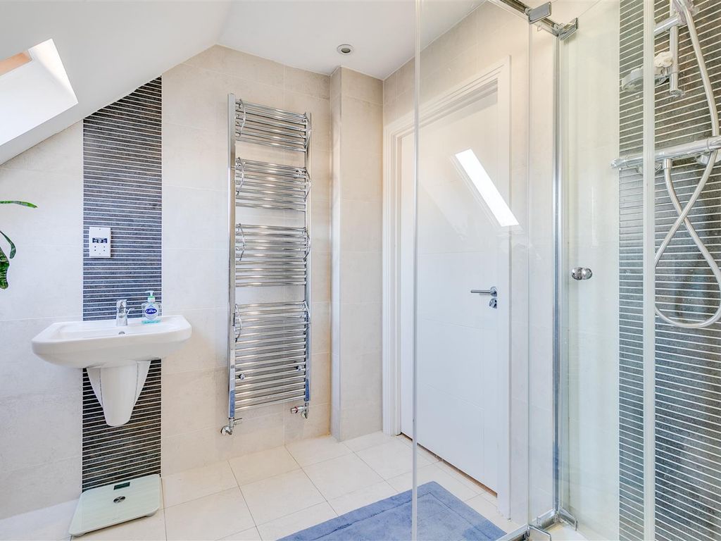 2 bed flat for sale in Stile Hall Gardens, London W4, £575,000