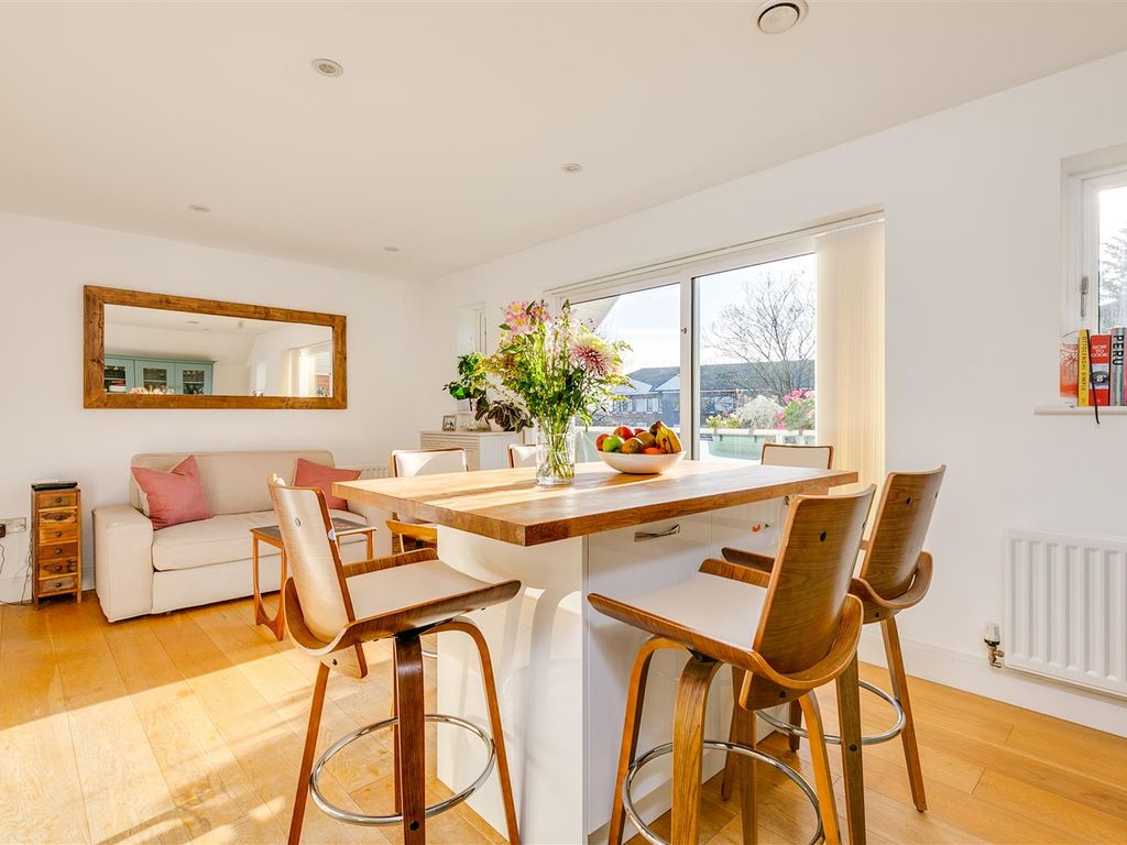 2 bed flat for sale in Stile Hall Gardens, London W4, £575,000
