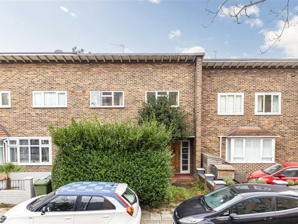 3 bed terraced house for sale in Clarence Crescent, London SW4, £650,000