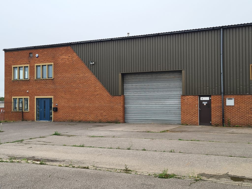 Warehouse to let in Bretfield Court, Dewsbury WF12, £87,150 pa