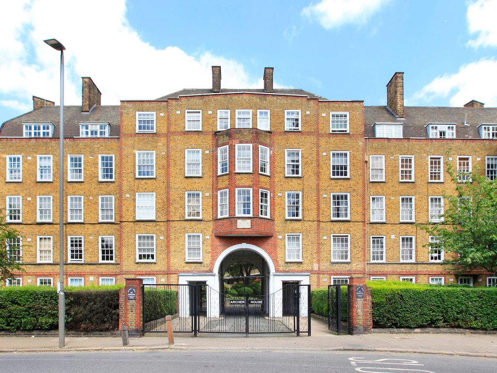 1 bed flat for sale in Archer House, Vicarage Crescent, Battersea, London SW11, £399,950