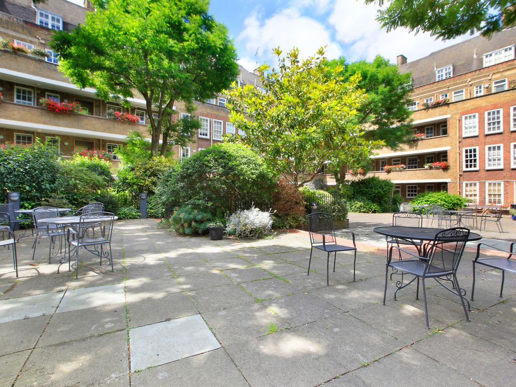 1 bed flat for sale in Archer House, Vicarage Crescent, Battersea, London SW11, £399,950