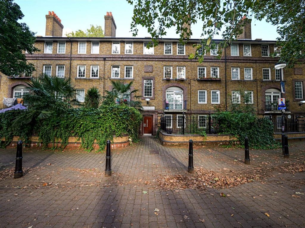 3 bed flat for sale in Roman Road, Bethnal Green E2, £500,000