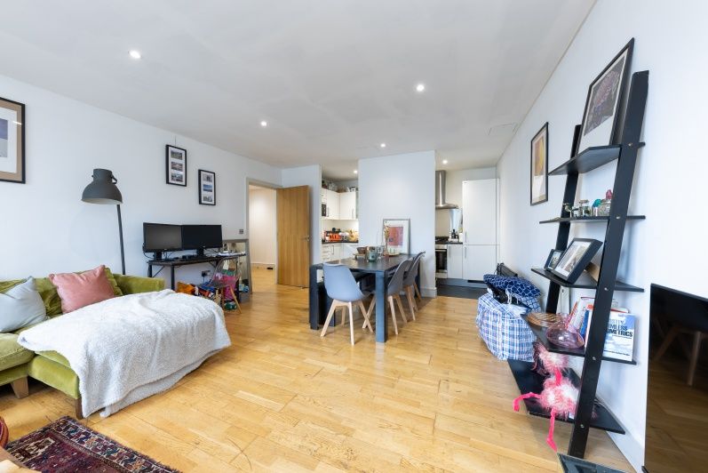 1 bed flat for sale in Downham Road, Islington N1, £425,000