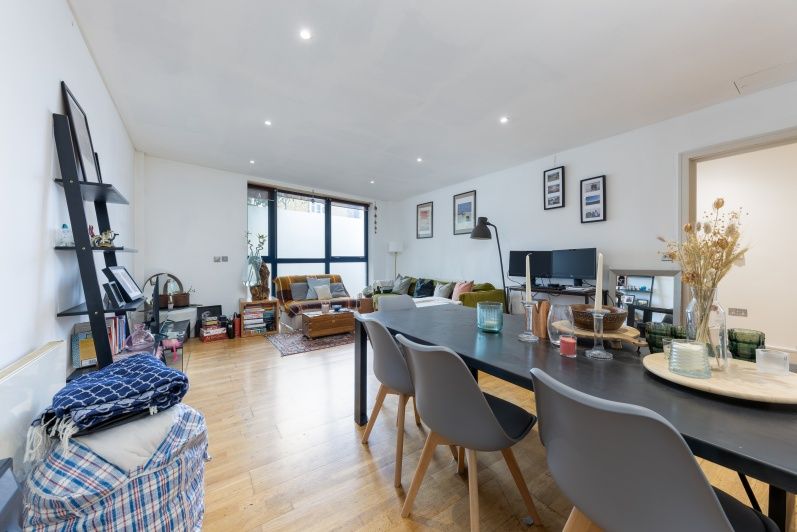 1 bed flat for sale in Downham Road, Islington N1, £425,000