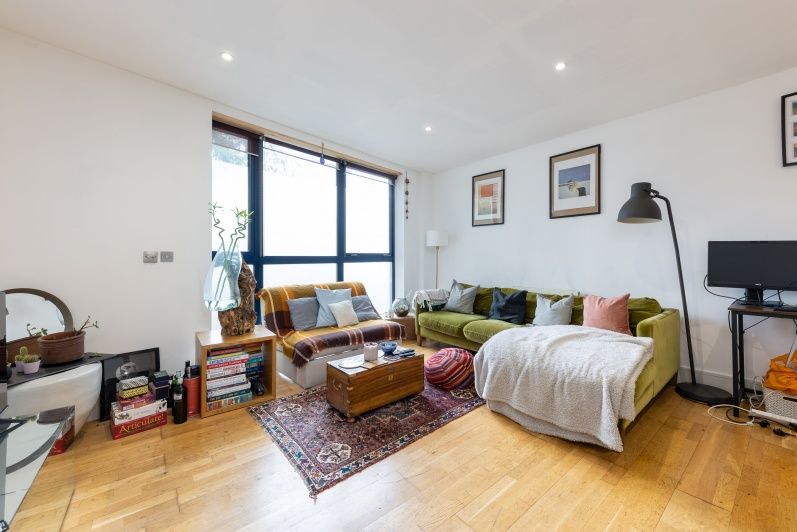 1 bed flat for sale in Downham Road, Islington N1, £425,000