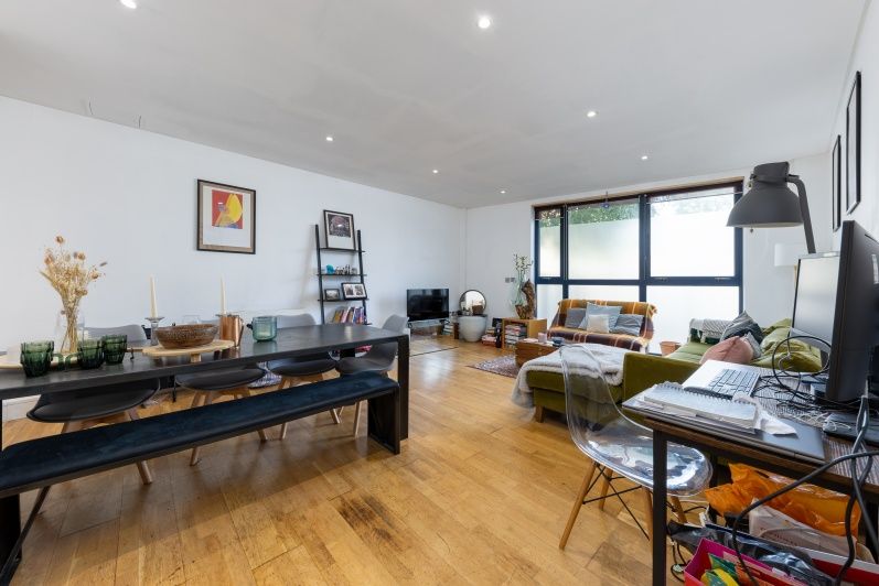 1 bed flat for sale in Downham Road, Islington N1, £425,000