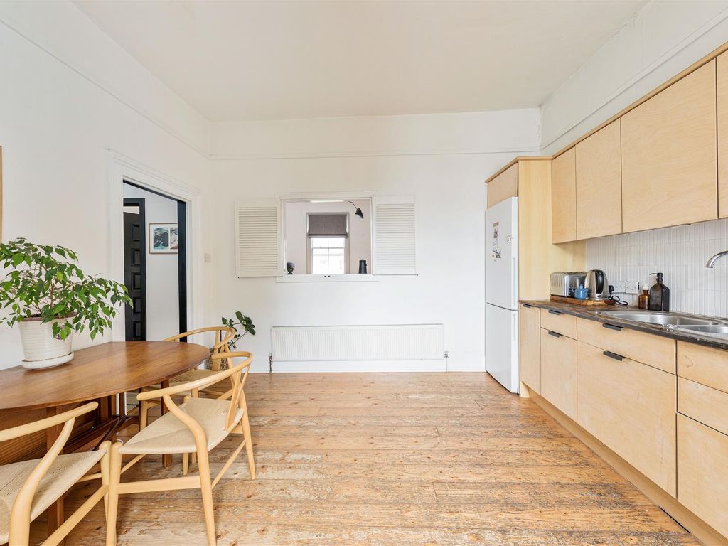 2 bed flat for sale in Barclay Road, London E11, £525,000