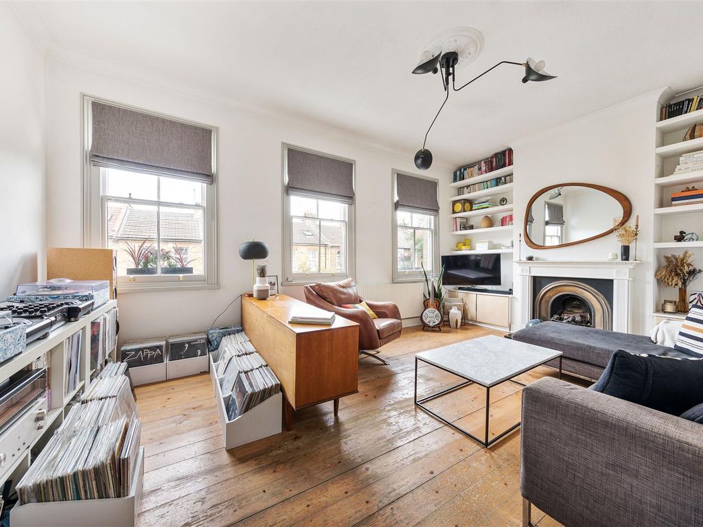 2 bed flat for sale in Barclay Road, London E11, £525,000