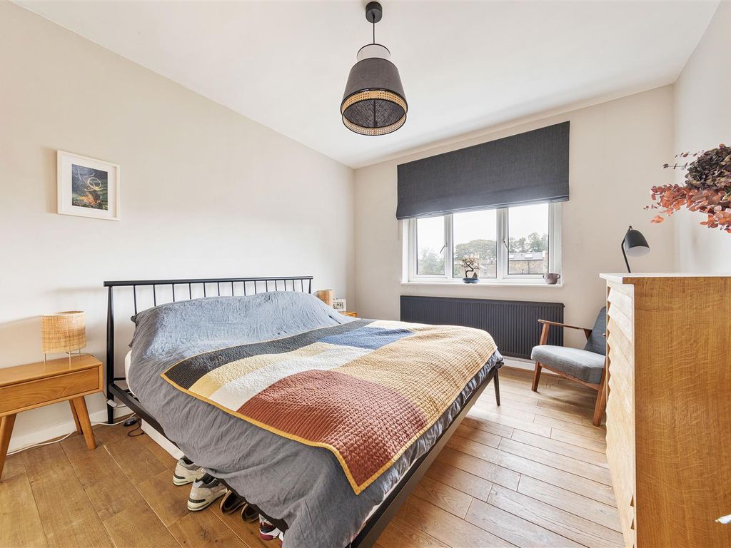 2 bed flat for sale in Barclay Road, London E11, £525,000