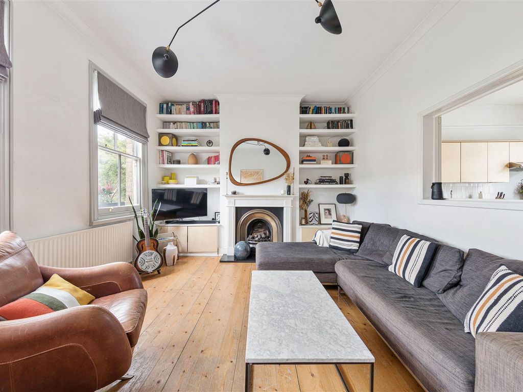 2 bed flat for sale in Barclay Road, London E11, £525,000