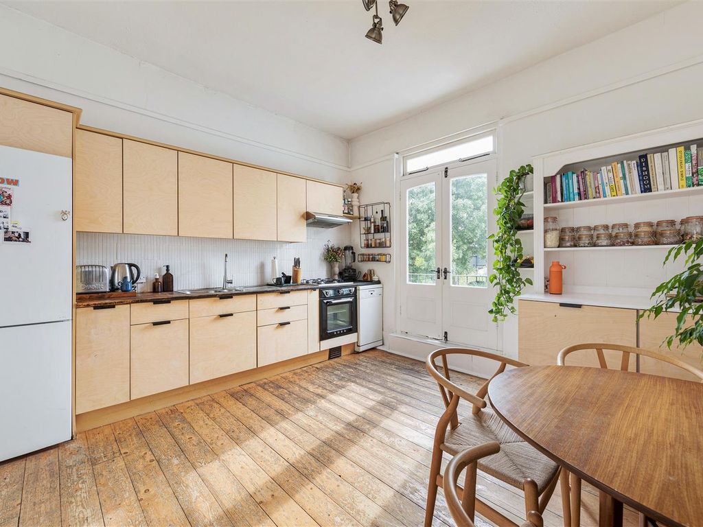 2 bed flat for sale in Barclay Road, London E11, £525,000