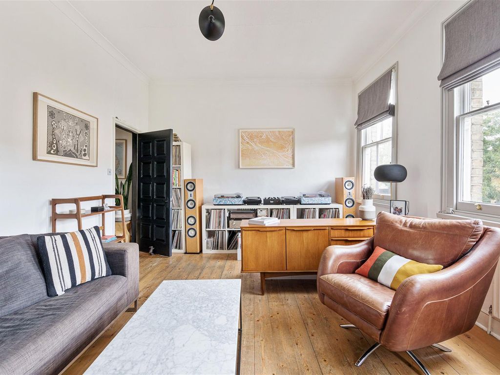 2 bed flat for sale in Barclay Road, London E11, £525,000