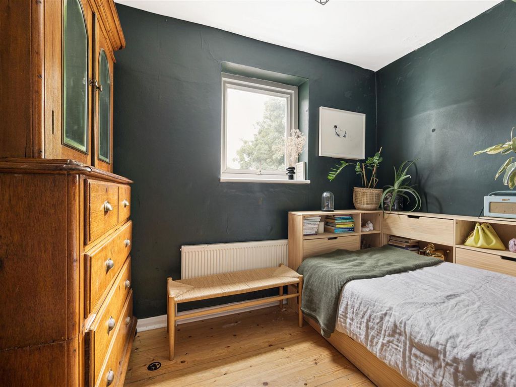 2 bed flat for sale in Barclay Road, London E11, £525,000