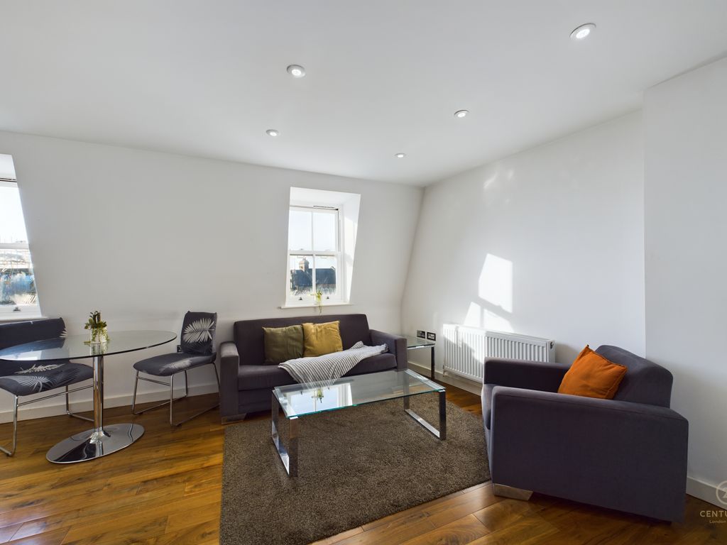 2 bed flat to rent in Regal Court, Malvern Road, Queen