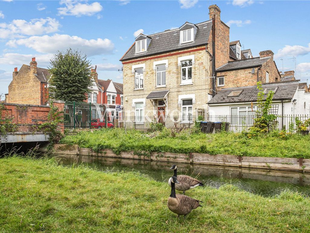 2 bed flat for sale in Whittington Road, Bowes Park N22, £400,000