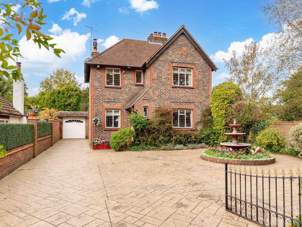 3 bed detached house for sale in Blackberry Lane, Lingfield RH7, £500,000