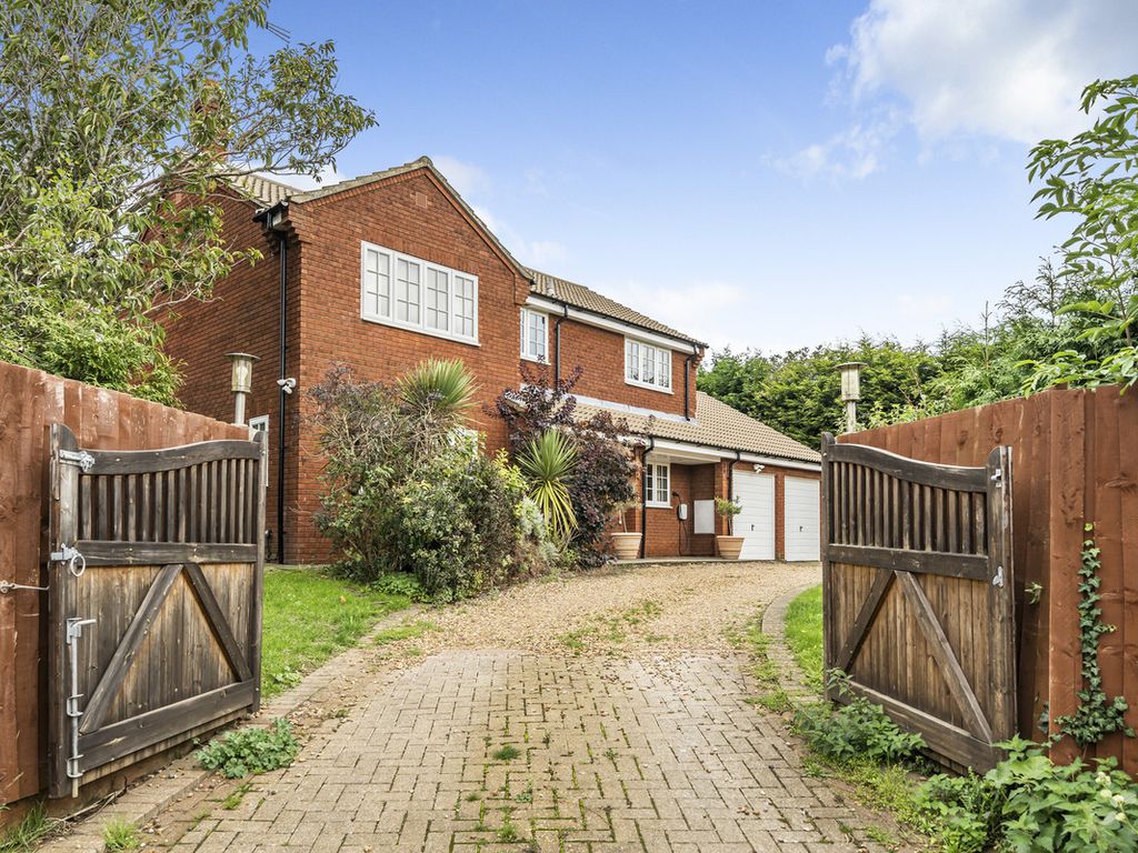 4 bed detached house for sale in Back Lane, Ringstead NN14, £550,000