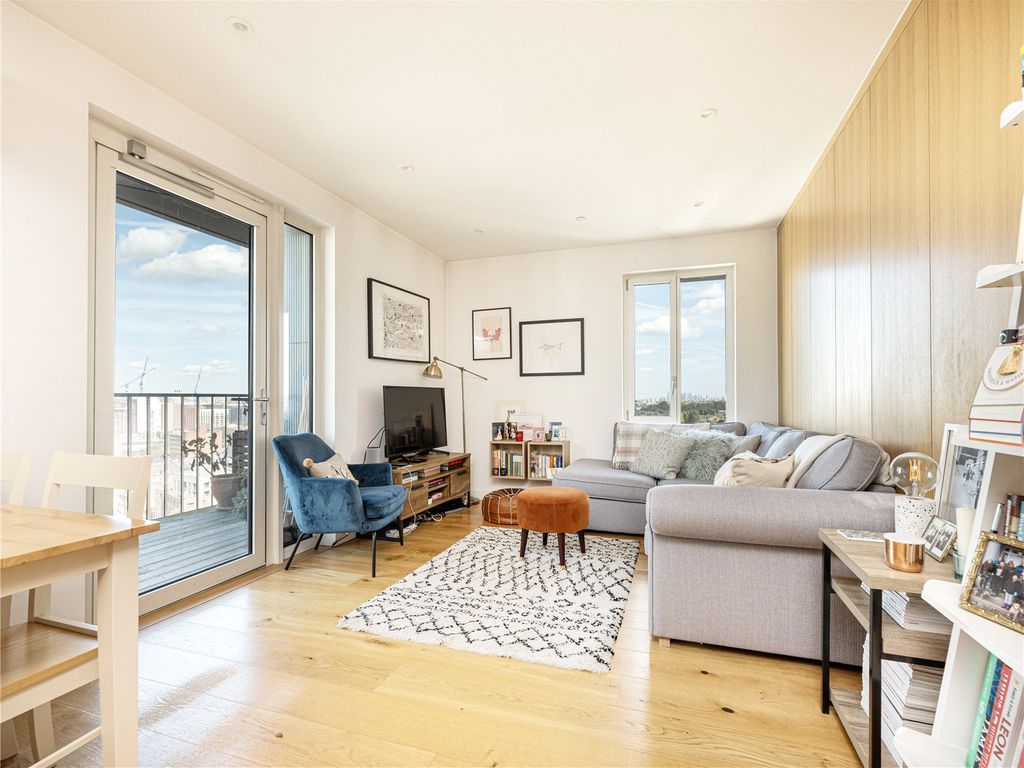 2 bed flat for sale in Mapleton Crescent, London SW18, £500,000