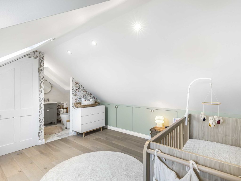 3 bed maisonette for sale in Emmanuel Road, London SW12, £975,000